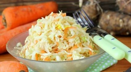 Salat aus Sauerkraut und Jerusalem Artischocke