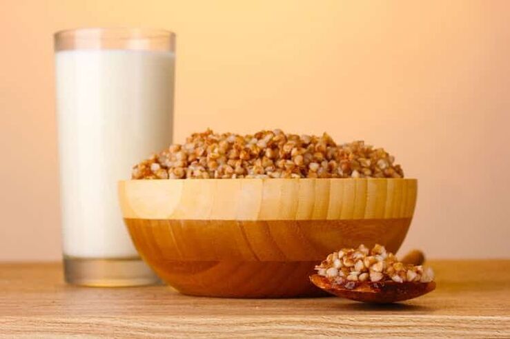 Buchweizenbrei und Glas Milch